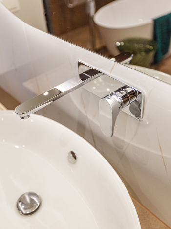 Waschbecken mit Wasserhahn