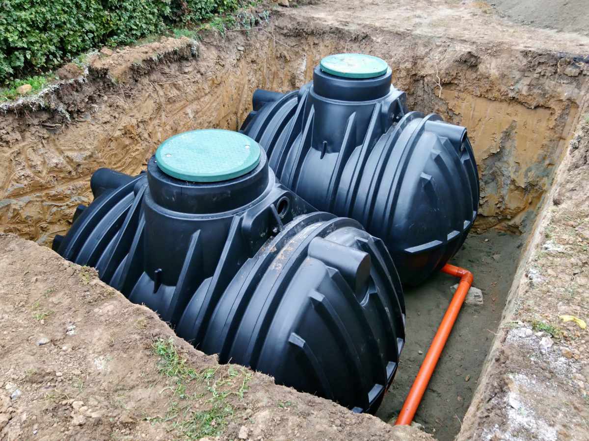 Regenwassertanks, die im Garten im Boden vergraben werden.